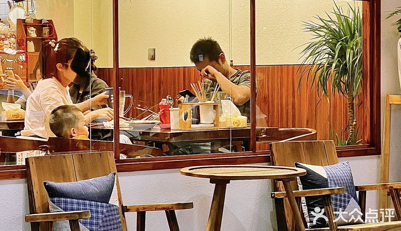 米血蘸上酱料 微微辣 入口不粘牙 好吃