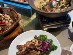 -帅巴人舅母子腊蹄民俗村