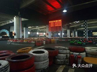 卡丁车是英文KARTING的译音，意为微型运动汽车