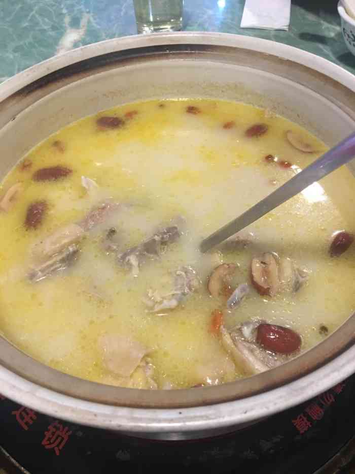 李记猪肚鸡(淡村店)-"环境还可以,空调不太足,有点儿热.服务员.