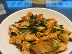 肉炒腐竹皮-柴窝堡22号辣子鸡·传承新疆菜