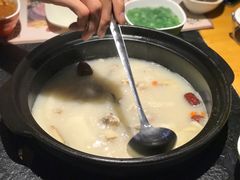 -洪氏嗨捞·广东猪肚鸡·椰子鸡火锅(西咸万象城店)