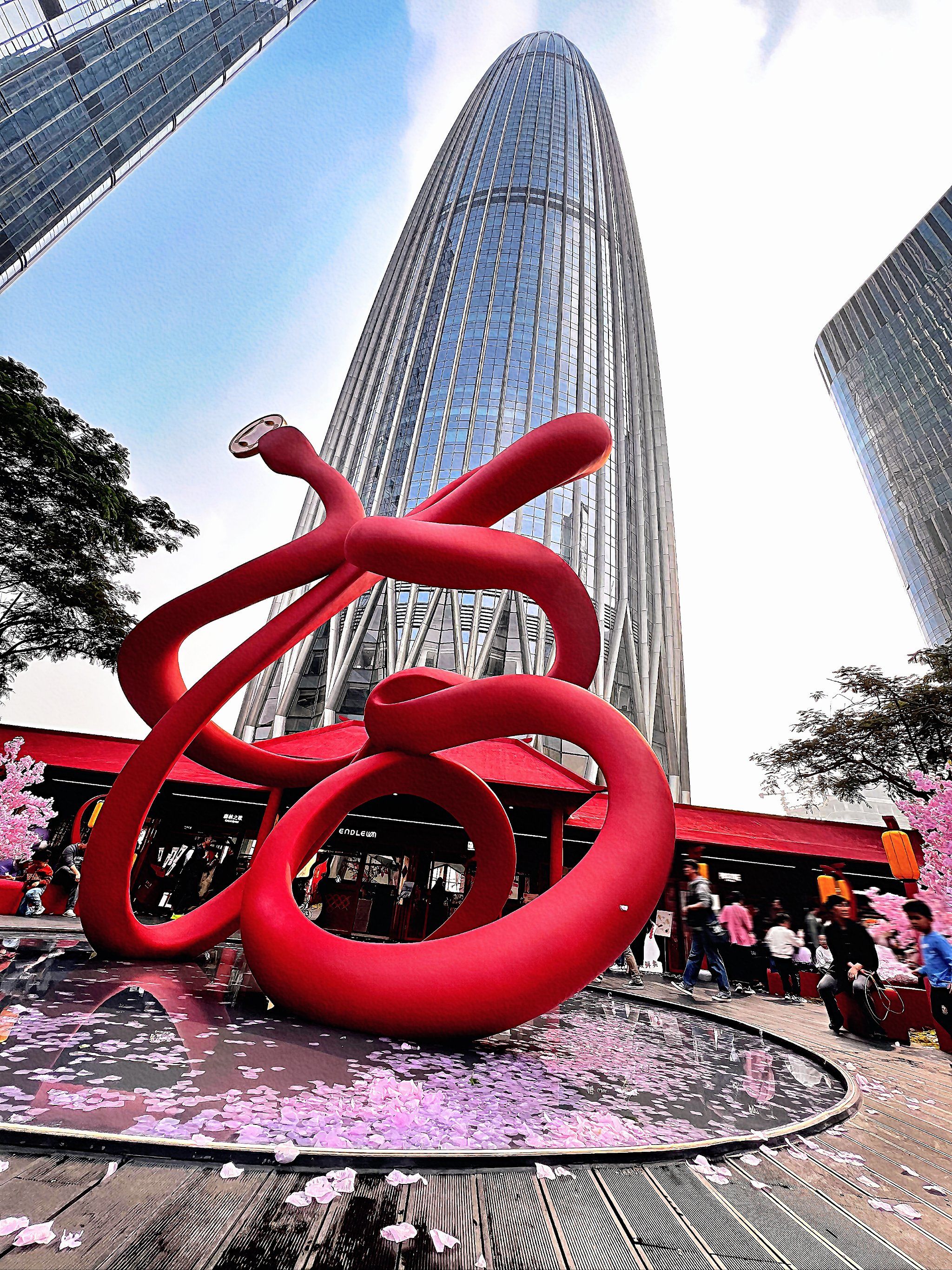 浪漫借由"十里桃花"具象化了[送星星]
就在深圳湾万象城门口的灵蛇