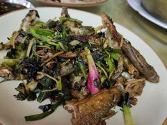 紫苏炒山坑鱼-小河湾酒店