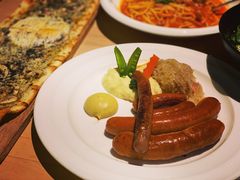 德国香肠拼盘配土豆泥和酸椰菜-LENBACH兰巴赫西餐啤酒坊(大连东港店)