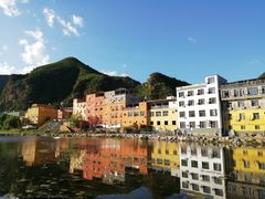 -百里峡七彩艺术小镇