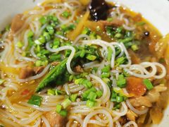 酸菜肉丝米线-越洋肖氏老米线(杨家坪店)