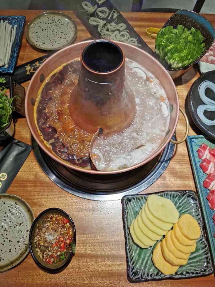 铁瓷儿涮肉-"这家铁瓷涮肉位于修正路与卫明街交汇西行2.