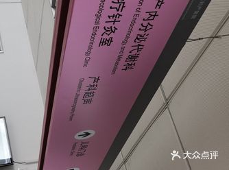 本来挺窄的一条街道，因为这家医院红红火火热热闹闹