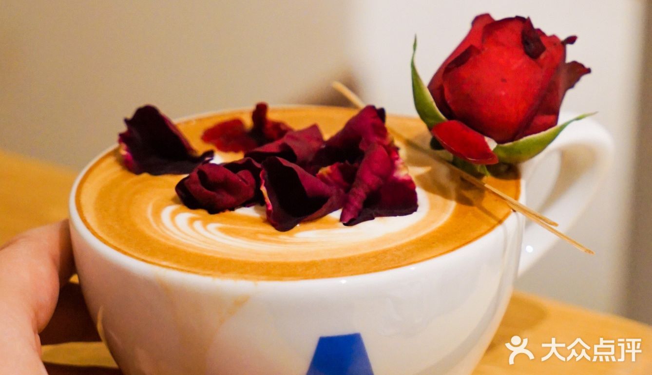 干杯热咖啡｜一整朵鲜花，真正的玫瑰拿铁🌹