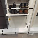 柜子必须与墙壁链接固定，背板上有预钻孔，方便进行固定
