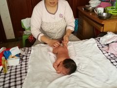 给宝宝按摩-爱贝佳母婴护理服务中心·月嫂育儿嫂(鲁迅路店)