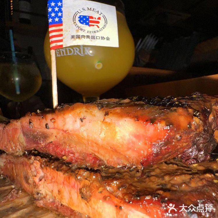 大口喝酒，再和朋友畅聊，看着座位边上那么多外国食客