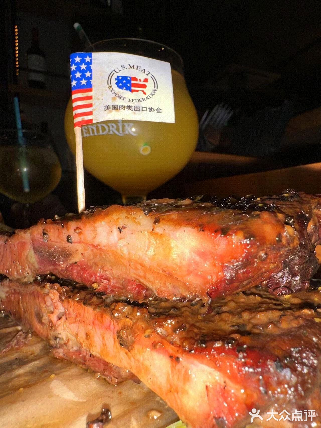 大口喝酒，再和朋友畅聊，看着座位边上那么多外国食客