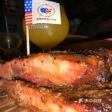 大口喝酒，再和朋友畅聊，看着座位边上那么多外国食客