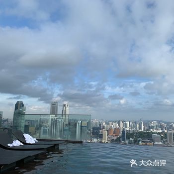 景色是无敌啊，人也没有很多，不过池子是分了几个池子的