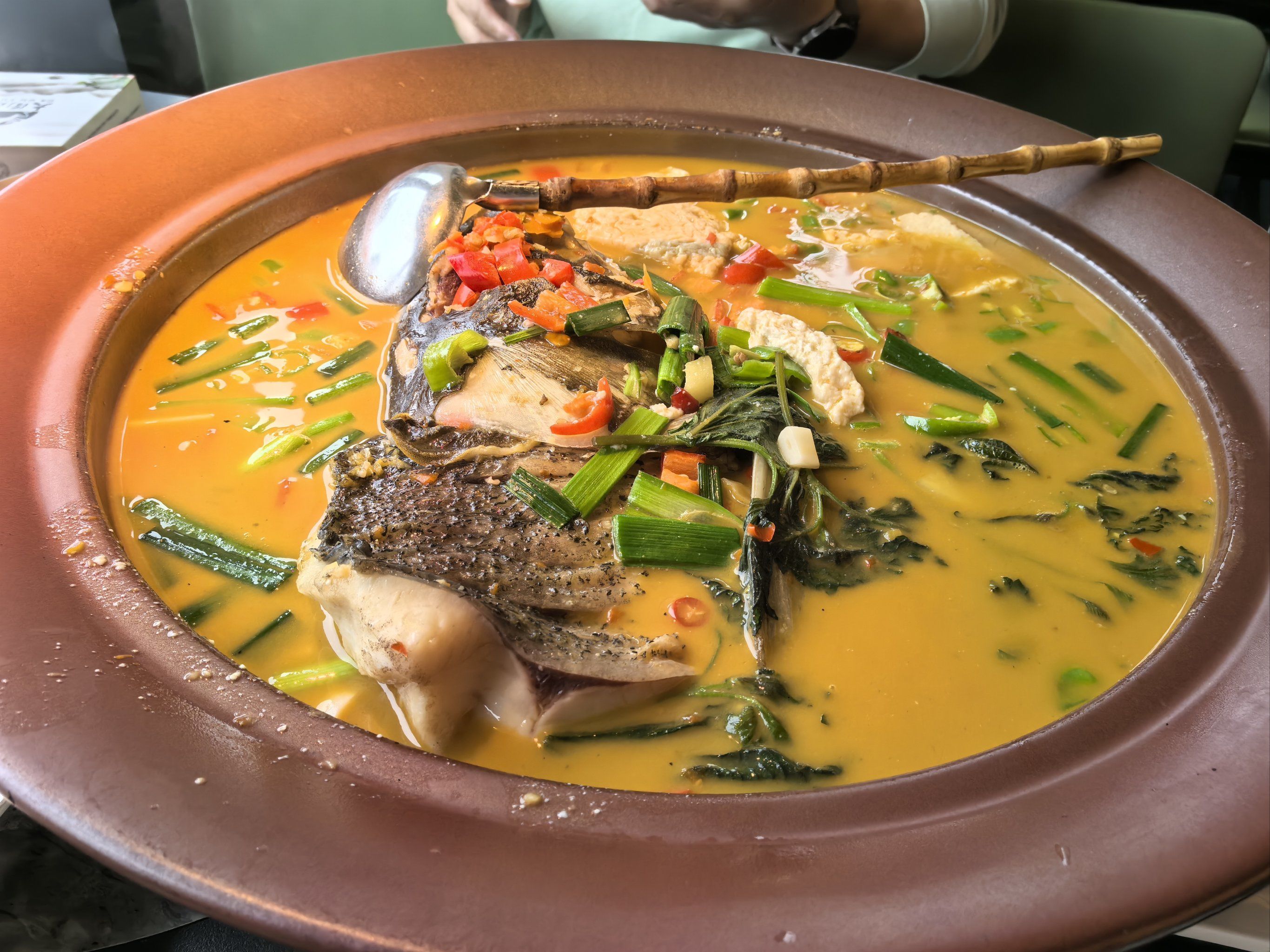 口味很衢州,环境也不错,尤其服务员小姐姐态度很好