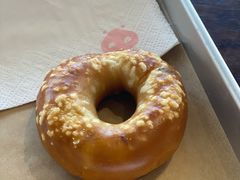 双重芝士碱水面包-WHEN PIGS FLY当猪飞