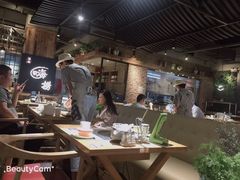 大堂-洪氏嗨捞·广东猪肚鸡·椰子鸡火锅(西咸万象城店)