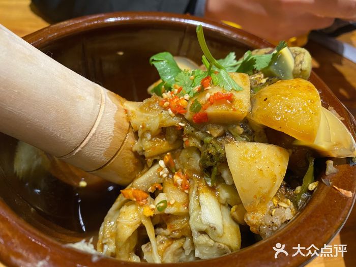 老滇山寨•云南特色菜•地方菜•民族风情歌舞表演(金碧店)尖椒擂茄子图片