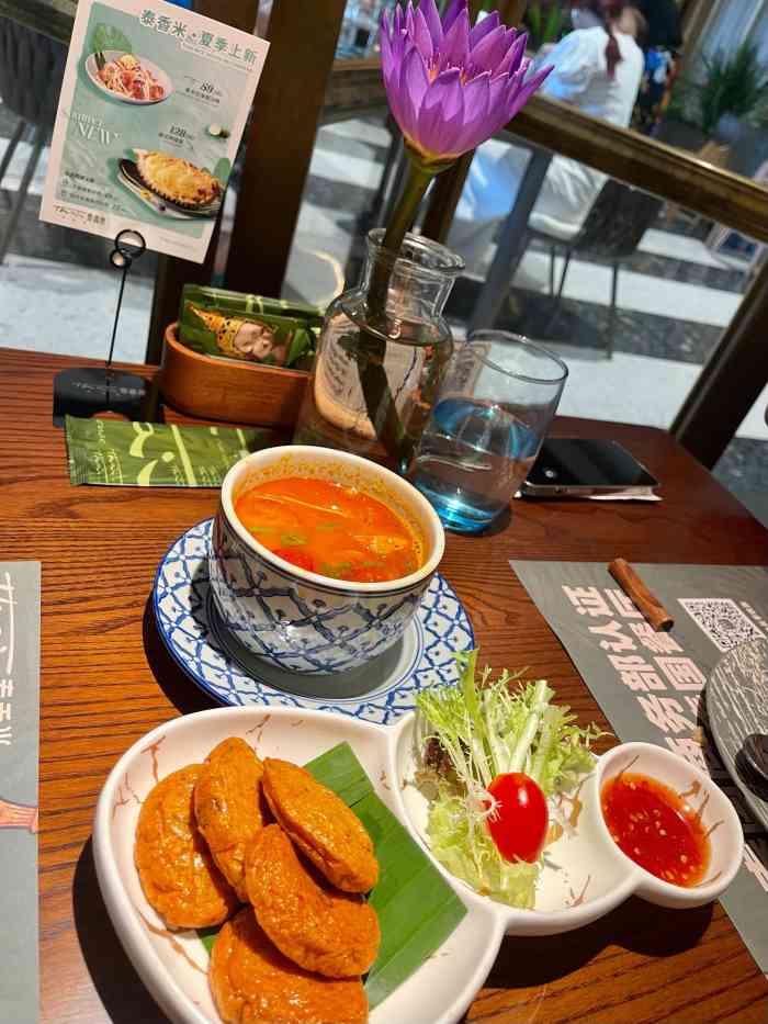 泰香米泰国餐厅(江宸天街店)-"[薄荷]环境: 最火的江宸天街开了很多大