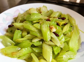 食材：盐，油，花椒，葱，姜，蒜，芹菜，枸杞 