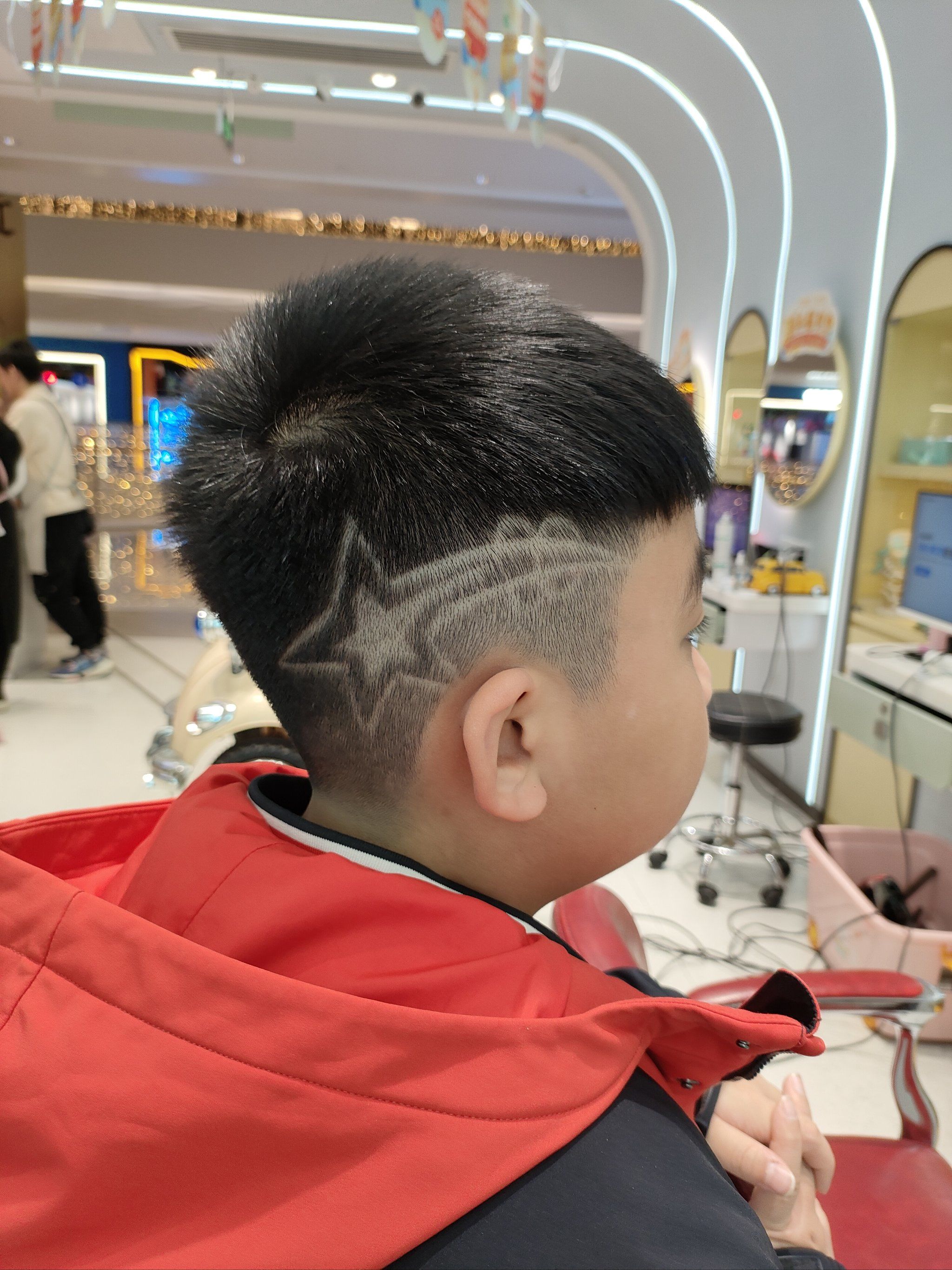 给小朋友剪头发的工作人员都很热情很有耐心我的宝宝也很喜欢这里