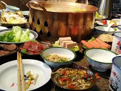 -沪小二炭火蛙锅(淮海中路美食不夜城店)