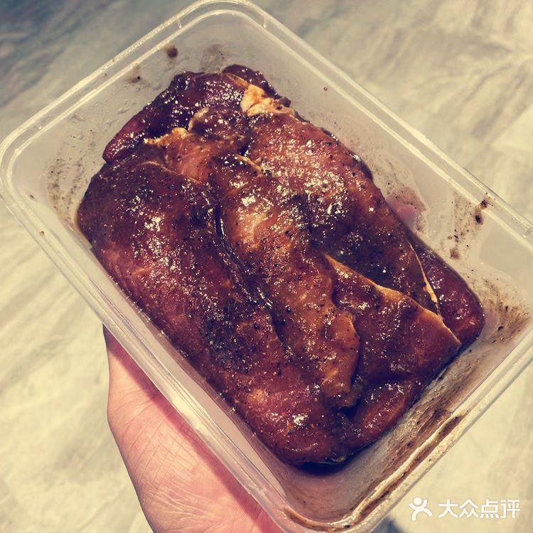 牛里脊切成薄片。用刀背或者肉锤拍散。 放红酒、蚝油、