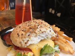 爆芝炸魚漢堡配薯條-layback cafe & bar