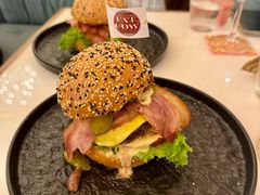 双层蘑菇培根芝士击碎汉堡-FAT COW(静安寺店)