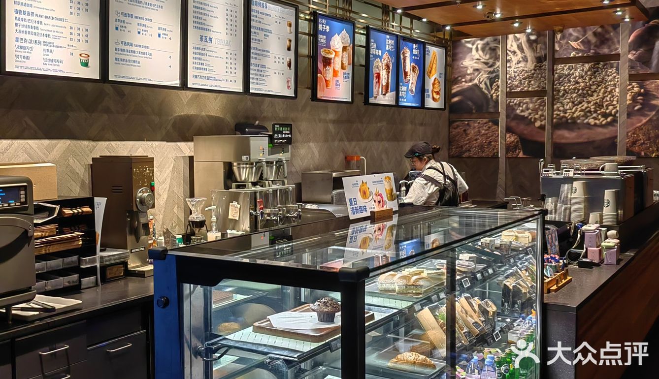 游玩累时座一会，来一杯冰咖感受一下滨江的风！