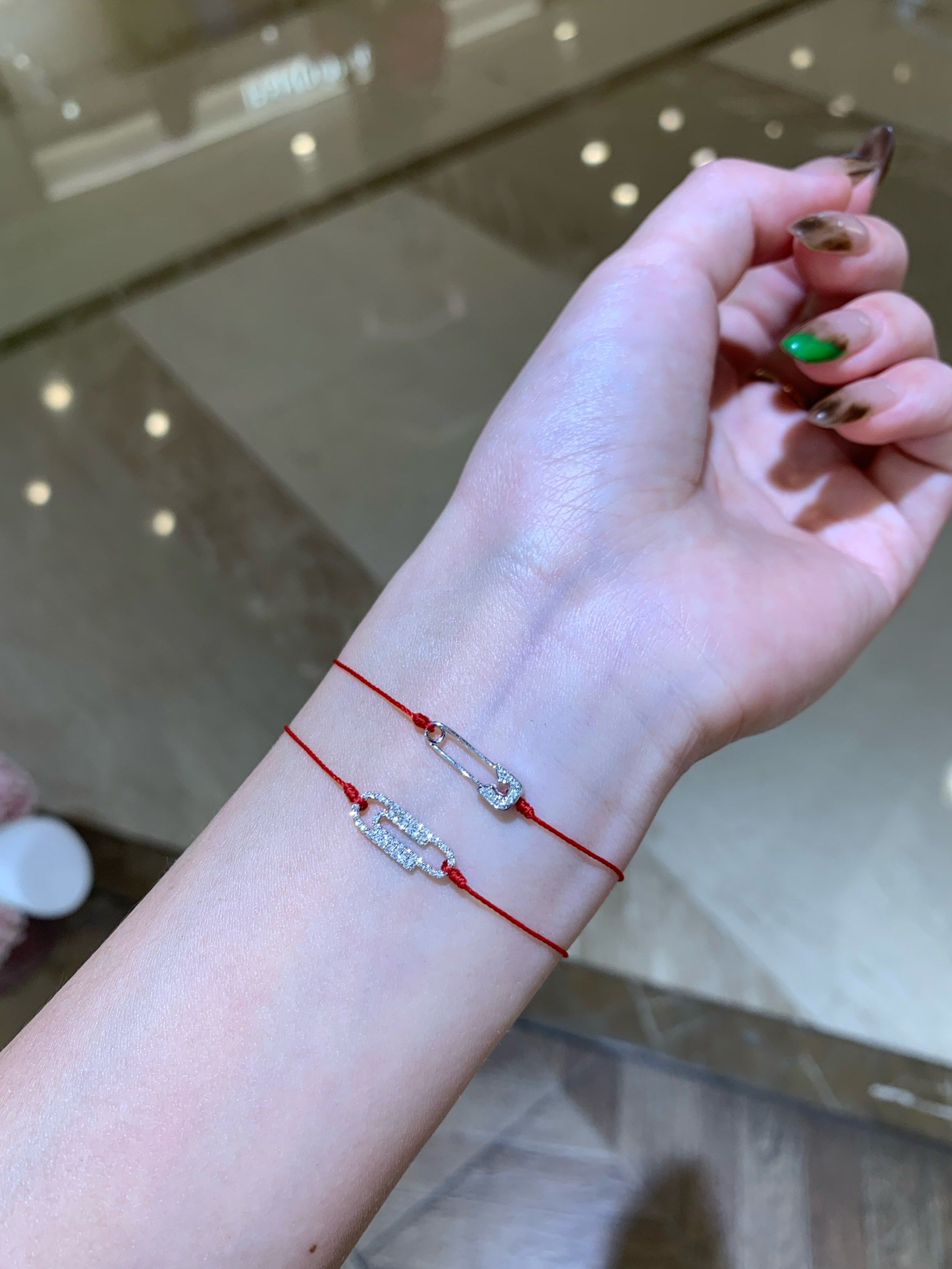 n曲别针有"别住""连接"的意思,所以这款手链被赋予将情感,回忆或人