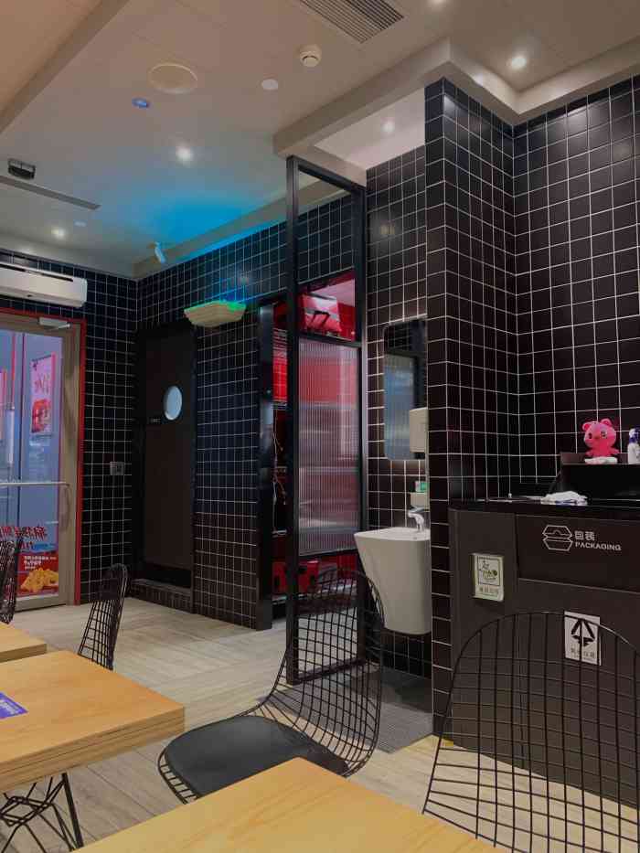 等人最佳地点莫过于肯德基啦 地址:镇海银泰城一楼 总服务台对面 还是