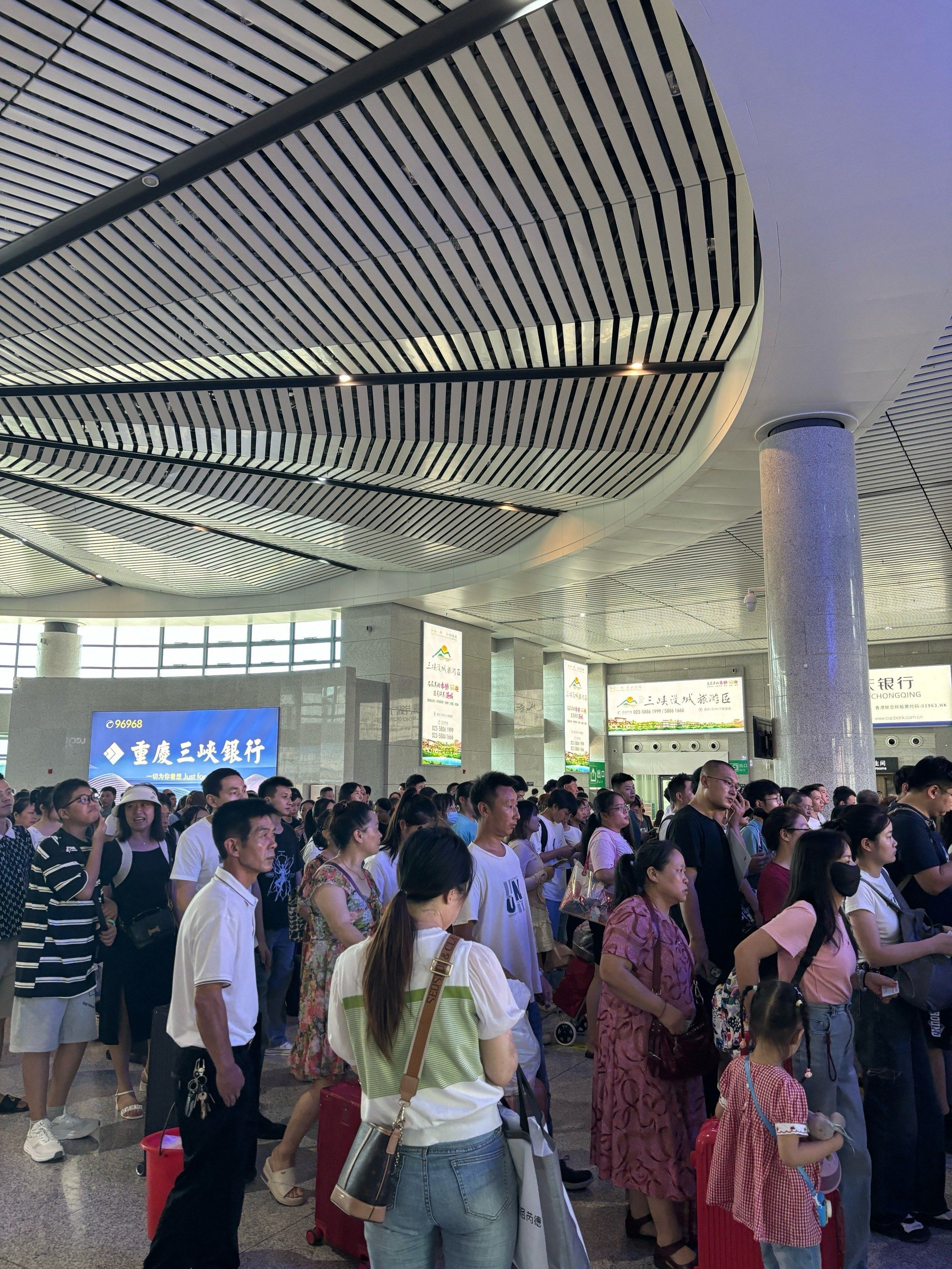 梁平到重庆只需要一个小时就到了,现在不需要再刷卡在过安检了,直接过