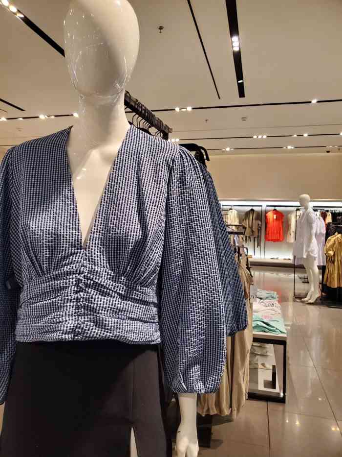 zara(淄博万象汇店"试衣间服务人员没被教过什么叫礼貌.