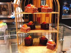 蛋糕切块-松咖啡自助餐厅·松北香格里拉