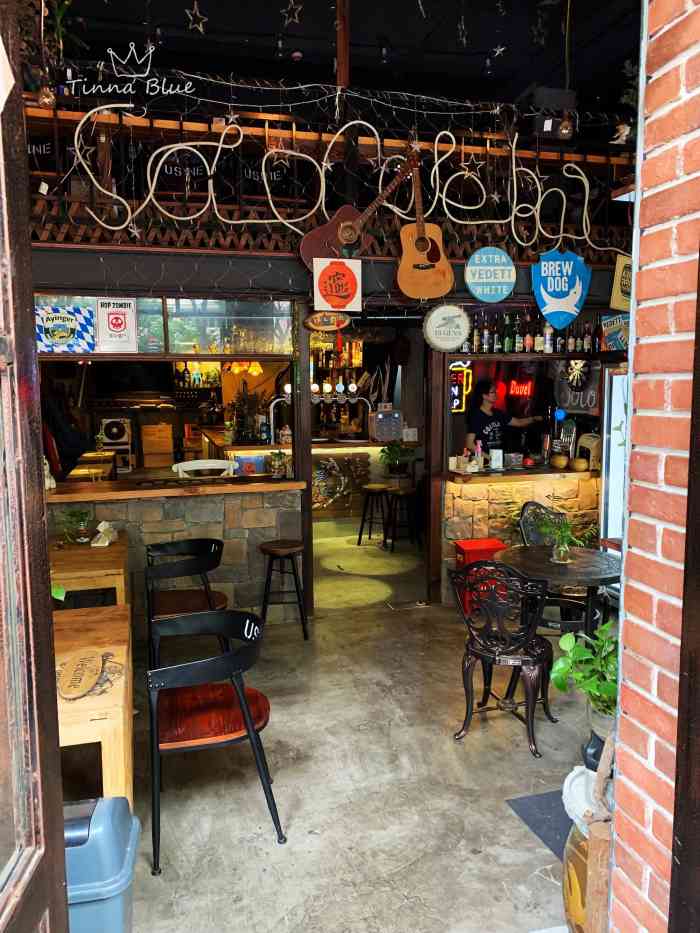 美貌的喵星人~  在昌平路靠近陕西南路~  营业时间14:00-2:00