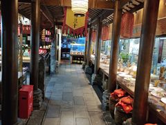 -帅巴人舅母子腊蹄民俗村