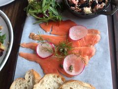 烟熏三文鱼配三文鱼沙拉-SMOKI & CO(五大道店)