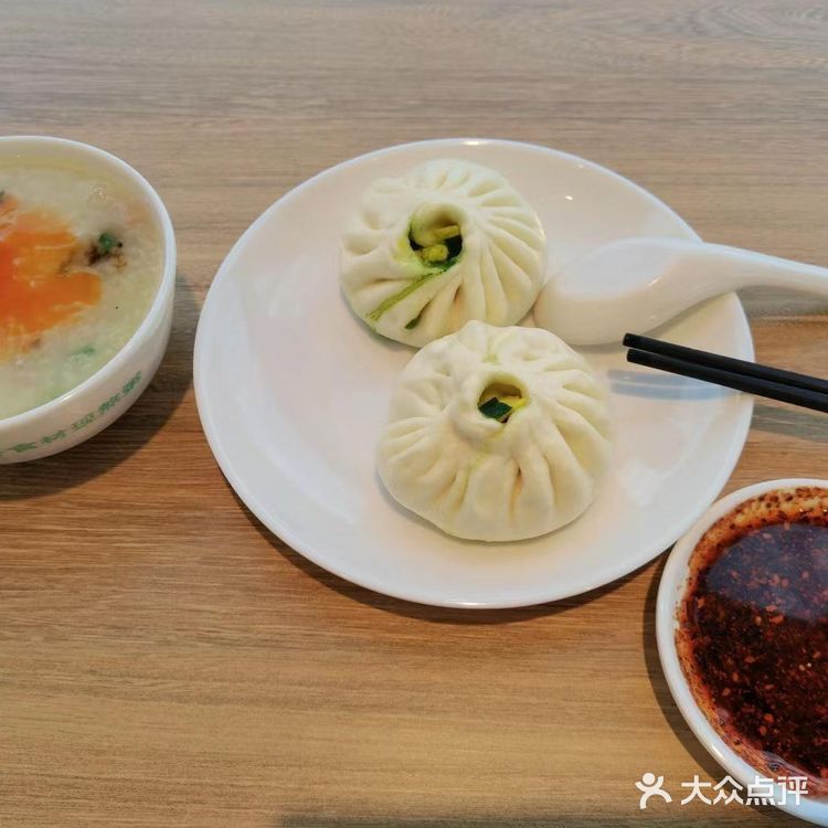 现包现蒸。我最爱的是他们家的招牌鲜肉包，皮薄馅多