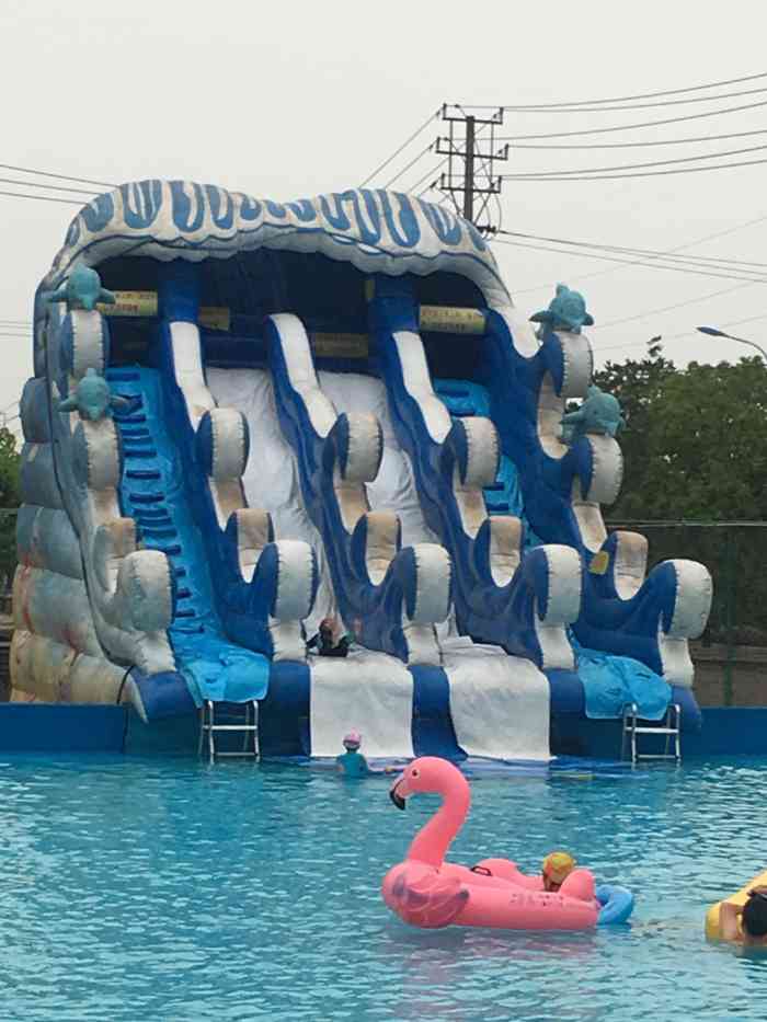 海龙王游泳馆-"位置有点远,但开车的话不影响有个大的儿.