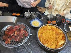 铁板炒鸡芝士锅-芝士牛炭火烤肉