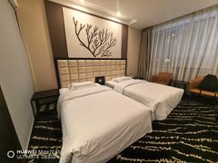 -昆明朗威酒店(昆明站火车站双桥夜市风情街店)