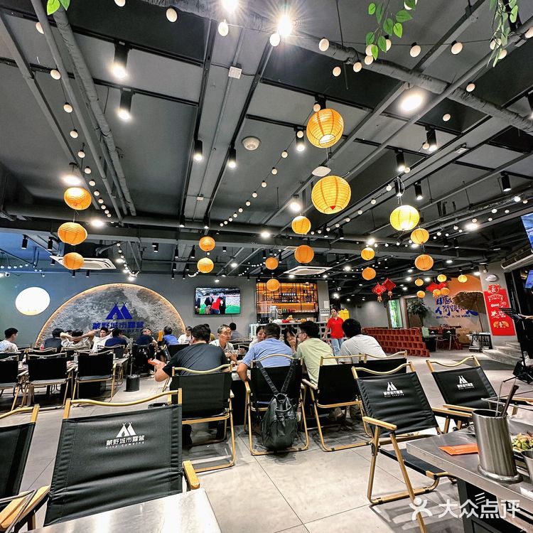 这家店露营氛围感拉满啦!露营风烧烤吧很夏天