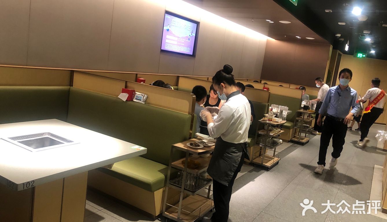 一顿饭服务员能过来不下20次，我真的是很无奈