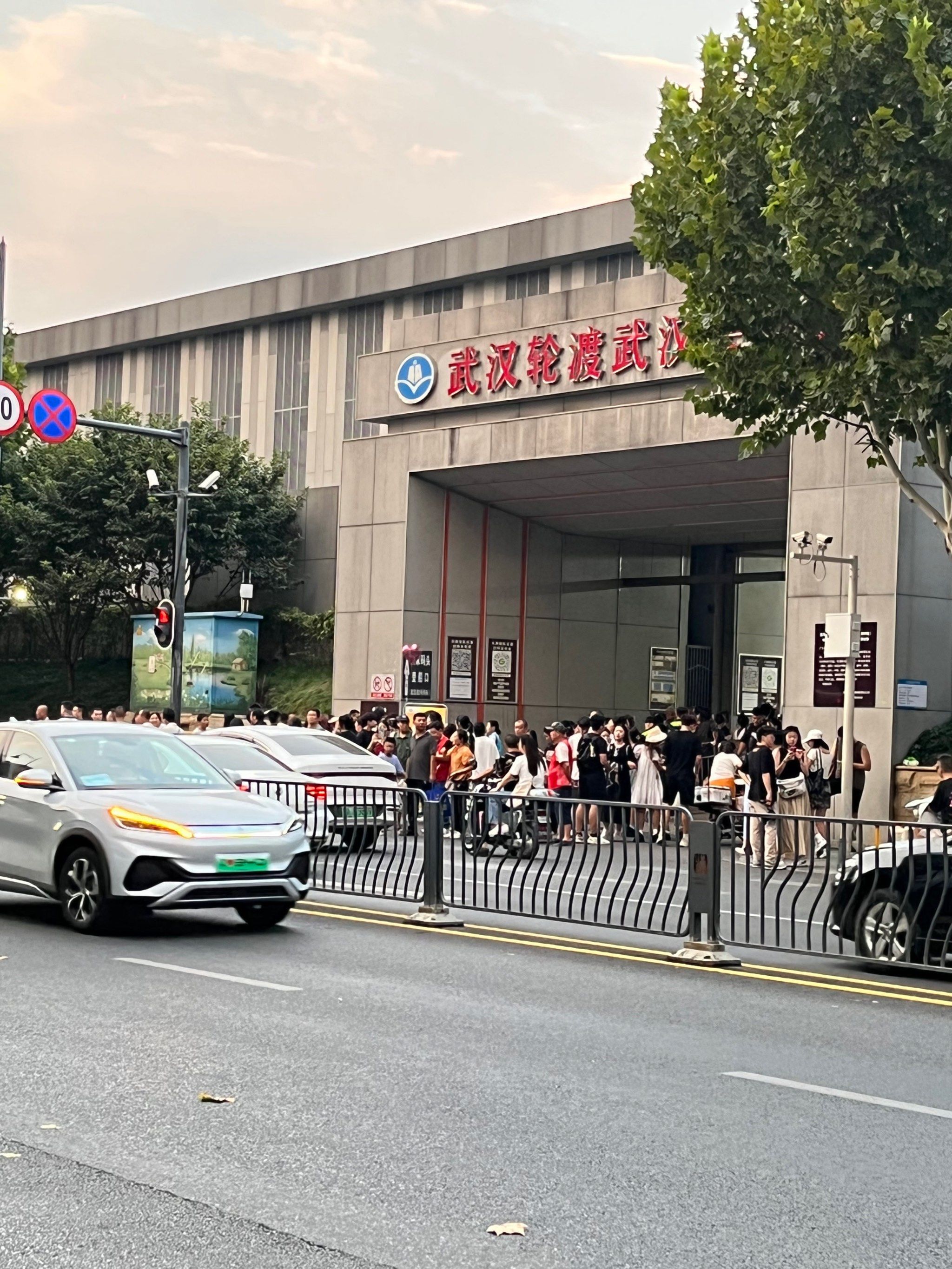 关钟楼那里,再右转走个一两百米就可以到这个武汉关渡轮口～
只要1