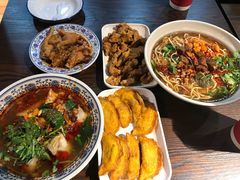 -爆炸头阿姨小四川正宗川味小吃(无任何分店)