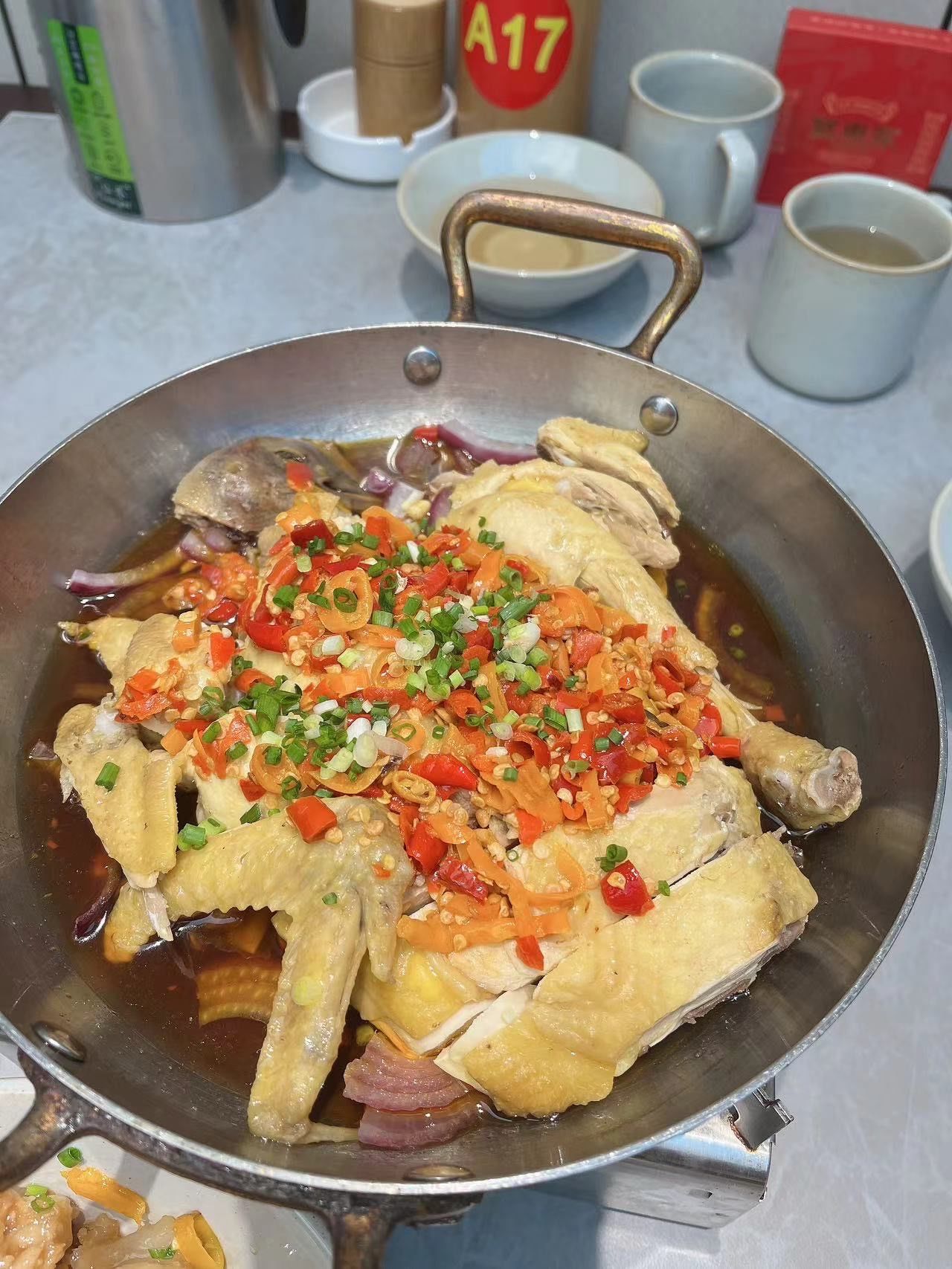 精选优质土鸡,搭配新鲜葱香,经过精心烹饪,鸡肉鲜嫩多汁,葱香四溢,每
