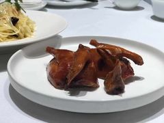 玻璃皮润烧乳鸽皇-北京厨房(西安SKP店)